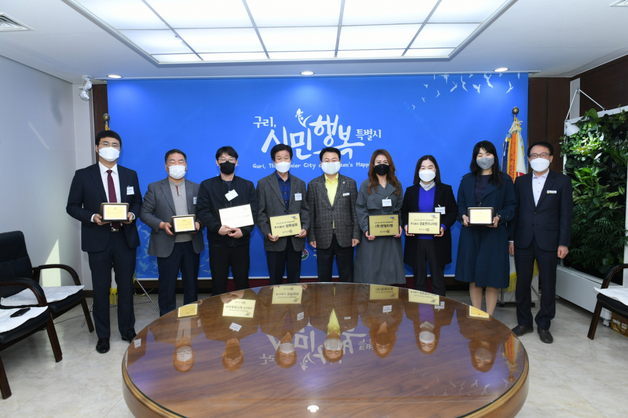 구리시 유공납세자 인증패 수여식&darr;