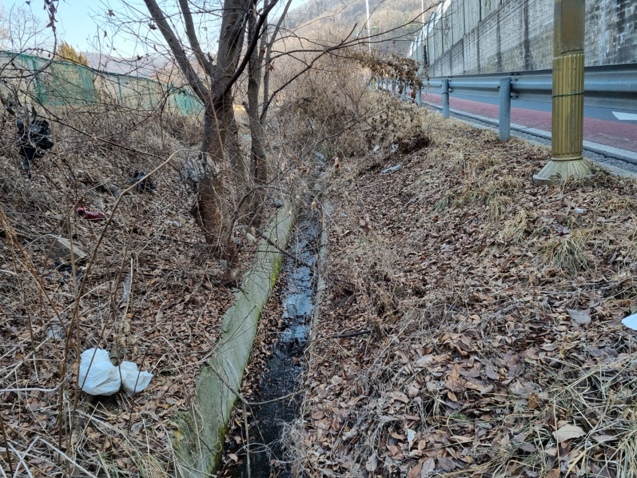 기흥구 마북동 소재 산마루 측구의 모습
