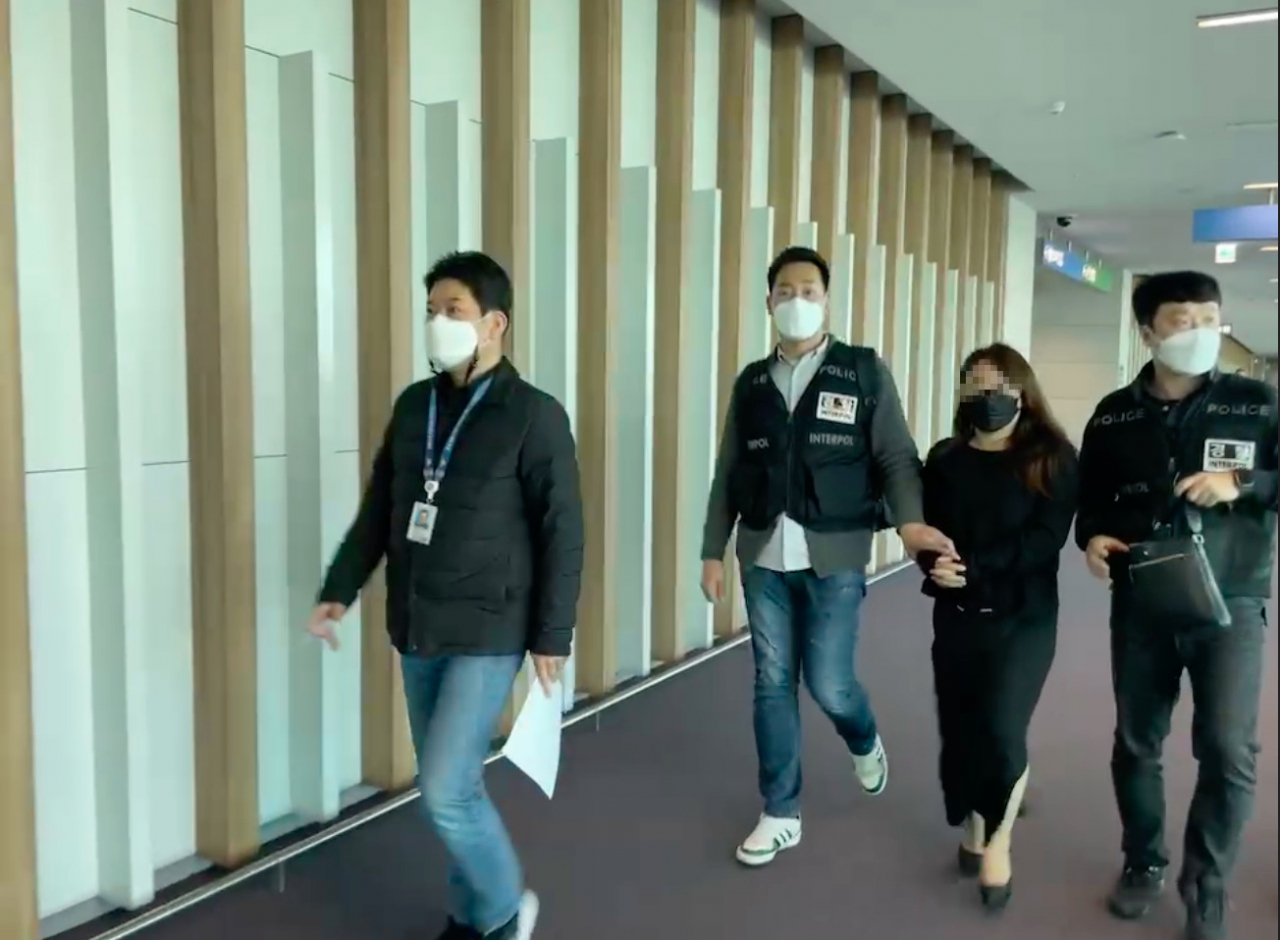 동남아에서 마약을 국내로 밀수입한 조직 총책 A씨가 1일 인천국제공항을 통해 송환돼 경찰에 호송되는 모습. [경찰청 제공]