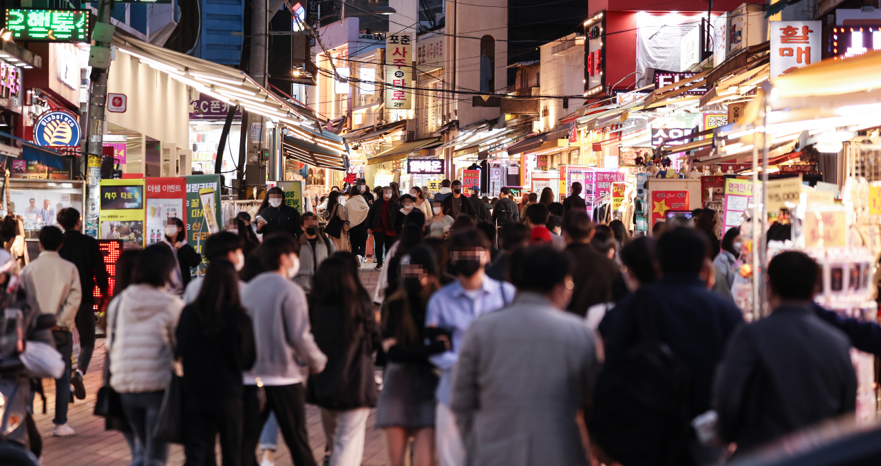 31일 오후 서울 마포구 홍대앞 젊음의 거리가 저녁 시간을 즐기려는 시민들로 북적이고 있다. [연합]