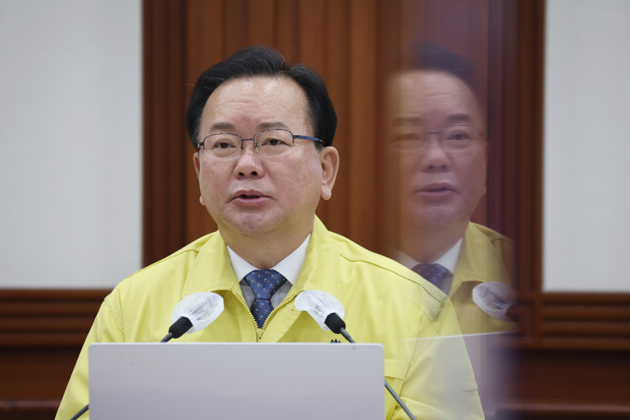 김부겸 국무총리가 1일 정부서울청사에서 열린 코로나19 대응 중앙재난안전대책본부 회의를 주재하고 있다. [연합]