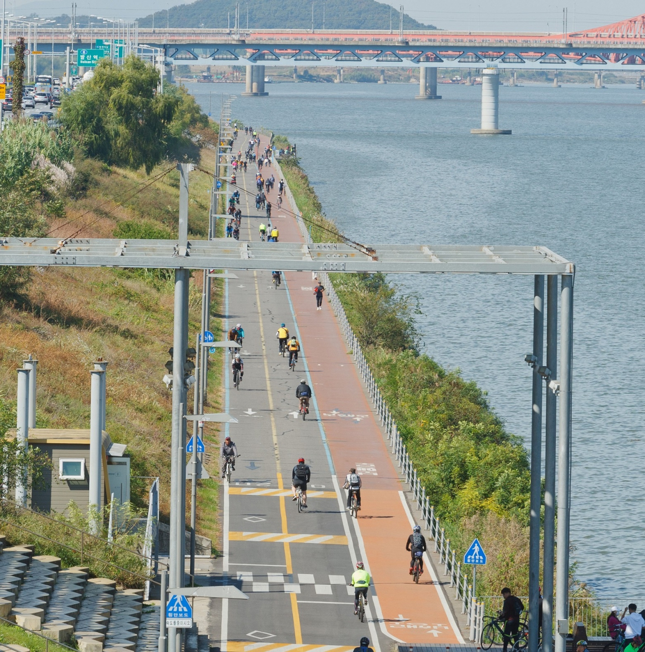 한강변 자전거 이용 사진. [강서구 제공]
