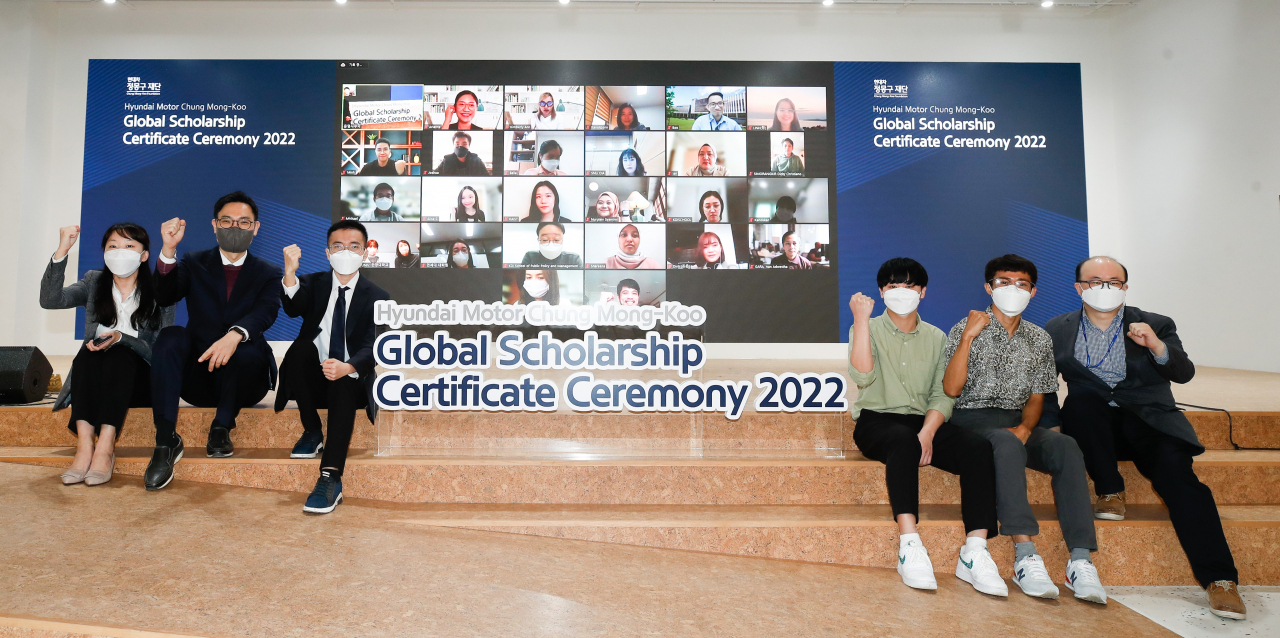 현대차 정몽구 글로벌 스칼러십 2022 장학증서 수여식에 참여한 장학생들이 단체 사진을 촬영하고 있다. 왼쪽부터 현대차 정몽구 재단 김수영 대리, 최재호 사무총장, 고려대 Hoang Phuc Trinh 장학생, 한양대 Cao Huy Hung 장학생, KAIST Benediktus Ma’dika 장학생, 현대차 정몽구 재단 조현진 사업팀장. [현대차 정몽구 재단 제공]
