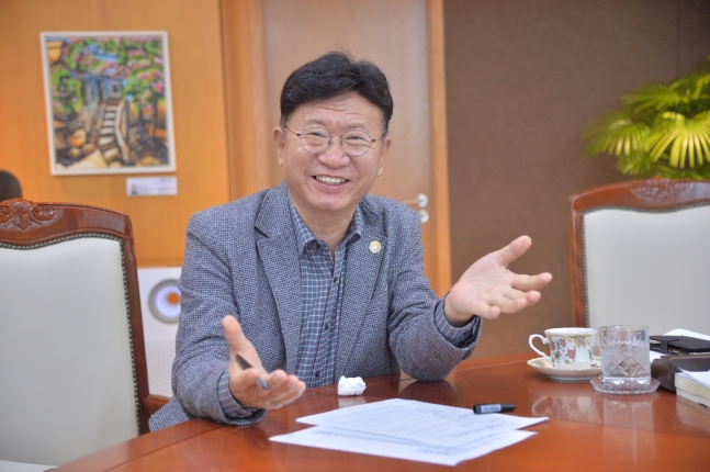 울산시 울주군수로 국내에서 하나 뿐인 국제세계산악영화제인 울주세계산악영화제를 이끄는 이선호 이사장이 올해 영화제의 의미를 설명하고 있다. [울주군 제공