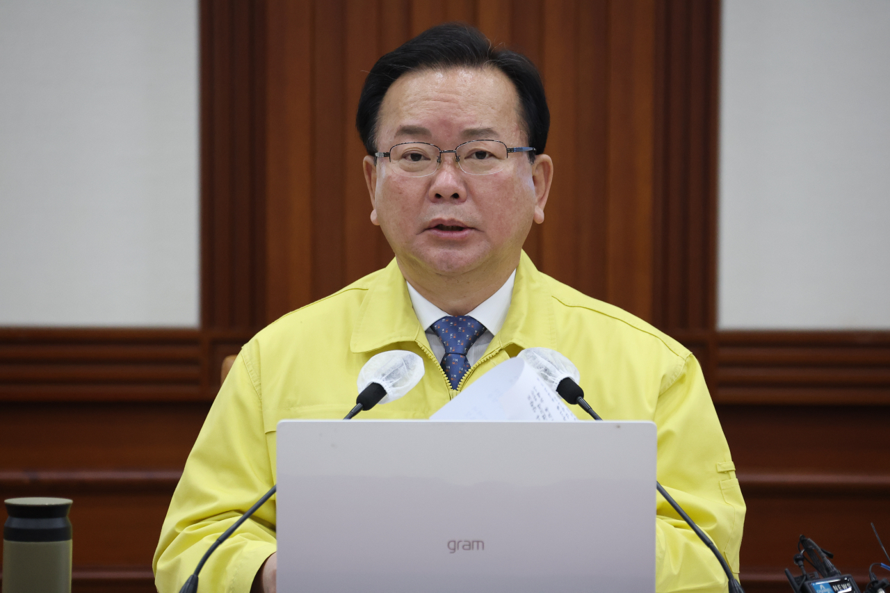 김부겸 국무총리가 1일 정부서울청사에서 열린 코로나19 대응 중앙재난안전대책본부 회의를 주재하고 있다. [연합]