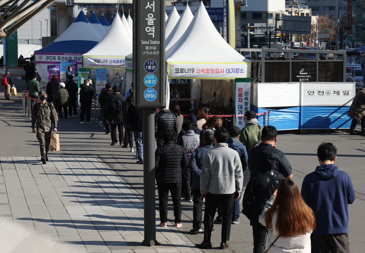 1일 오전 서울역 광장에 마련된 코로나19 임시 선별검사소에서 시민들이 검사를 받기 위해 기다리고 있다. [연합]