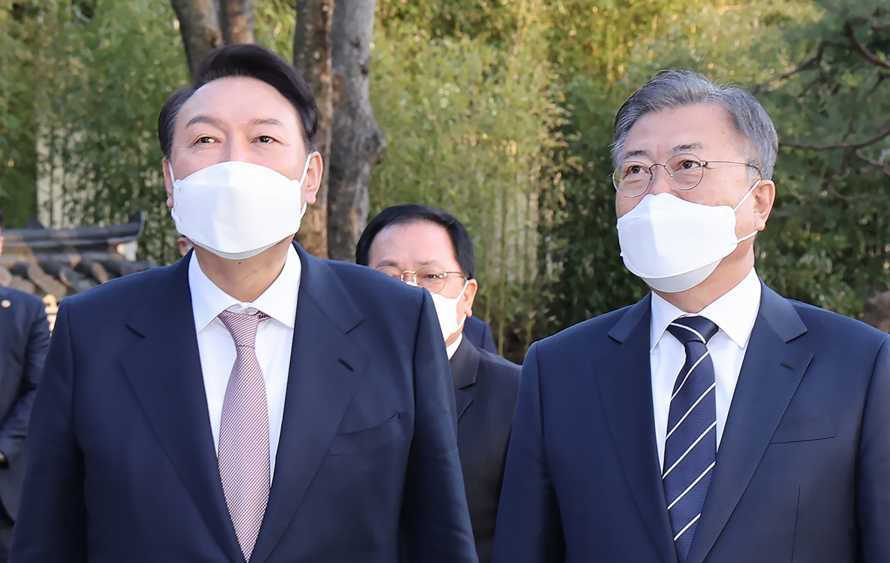 문재인 대통령과 윤석열 대통령 당선인이 지난달 28일 오후 청와대 상춘재에서 만찬 회동에 앞서 대화하고 있다. [연합]