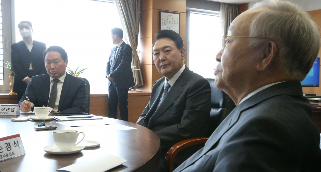 윤석열 당선인(가운데)이 지난달 21일 오전 서울 종로구 통의동 대통령직 인수위원회 사무실에서 손경식 경총 회장(오른쪽)과 최태원 대한상의 회장 등 경제 6단체장들과 오찬 회동을 갖고 있다. [헤럴드경제DB]