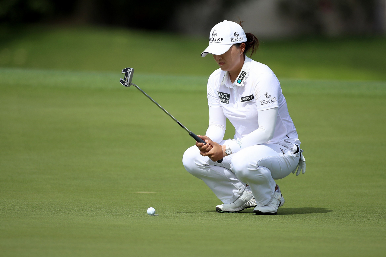 고진영이 LPGA 투어 시즌 첫 메이저 셰브론 챔피언십 1라운드에서 18번홀 그린 경사를 살피고 있다. [AFP]