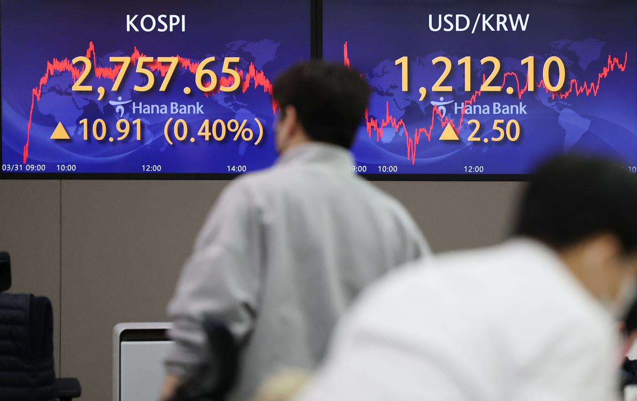 An electronic board showing the Korea Composite Stock Price Index (Kospi) at a dealing room of the Hana Bank headquarters in Seoul on Thursday. (Yonhap)