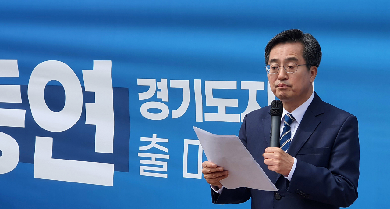 김동연 새로운물결 대표가 31일 오전 성남시 수정구 단대동에서 기자회견을 열고 6·1 지방선거 경기도지사 출마를 선언하고 있다. 이곳은 그가 유년시절 10년간 살던 천막집이 있던 곳이다. 연합뉴스