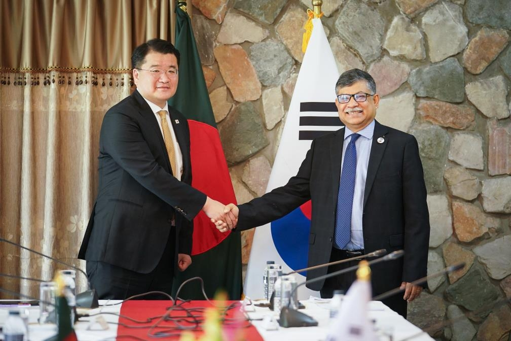 South Korea's First Vice Foreign Minister Choi Jong-kun (L) shakes hands with his Bangladesh counterpart, Masud Bin Momen, during their meeting in Dhaka, in this photo provided by Choi's office on Friday. (Yonhap)