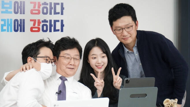 유승민 국민의힘 전 의원과 그의 가족. ['유승민tv' 캡처]