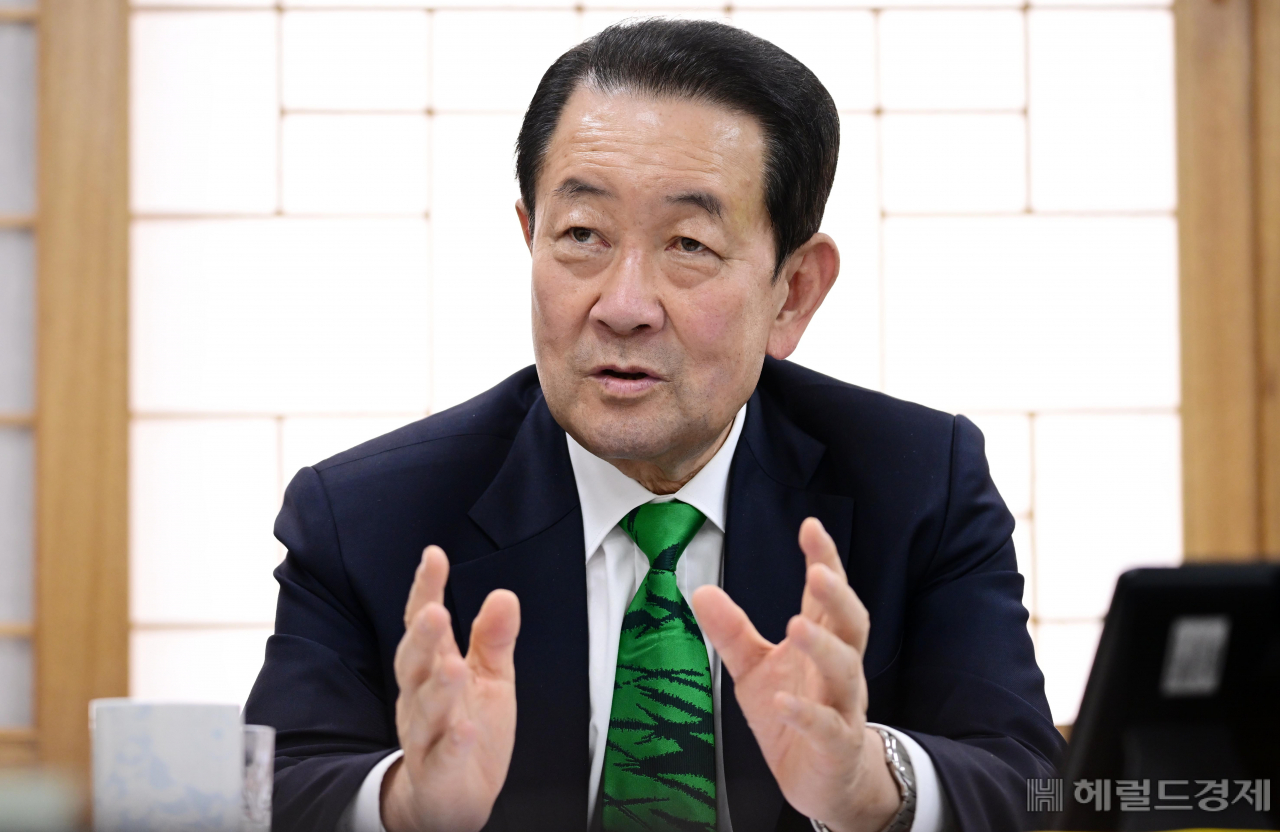 지난달 31일 오후 정부서울청사 대통령취임준비위원장실에서 박주선 대통령취임준비위원장이 본지와 인터뷰를 하고 있다. 이상섭 기자