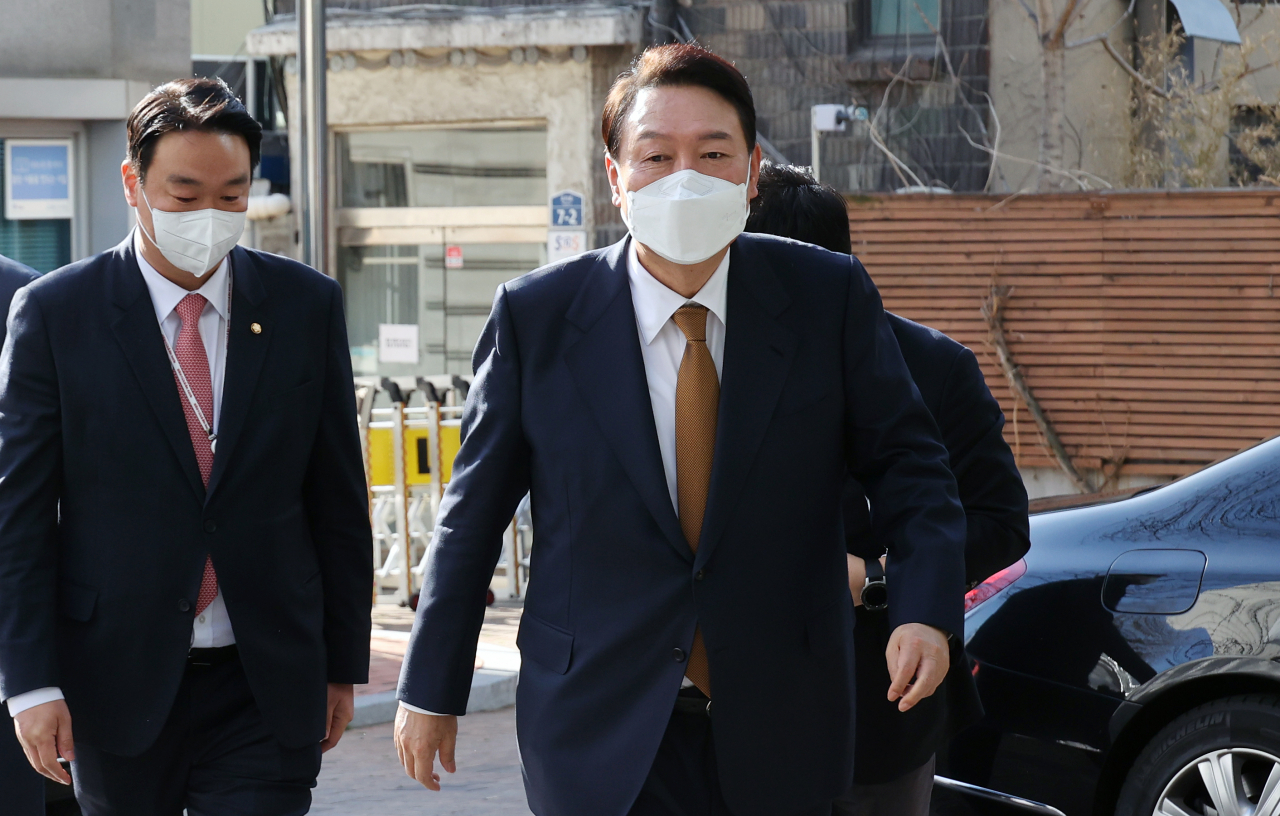 윤석열 대통령 당선인이 1일 오전 서울 종로구 통의동 금감원 연수원에 마련된 제20대 대통령직인수위원회에 들어서고 있다. [연합]