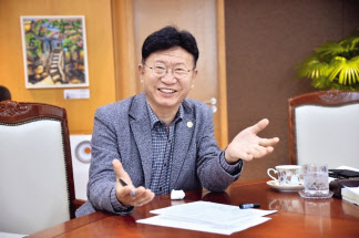 울산시 울주군수로 국내에서 하나 뿐인 국제세계산악영화제인 울주세계산악영화제를 이끄는 이선호 이사장이 올해 영화제의 의미를 설명하고 있다. [울주군 제공]