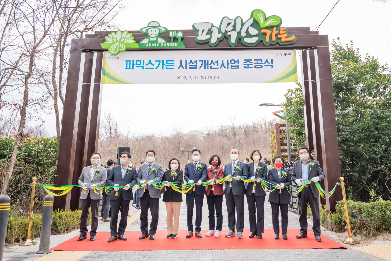 지난달 31일 열린 파믹스가든 준공식에서 이정훈(왼쪽에서 다섯번째) 강동구청장과 행사 참석 내빈들이 테이프 커팅식을 하고 있다. [강동구 제공]
