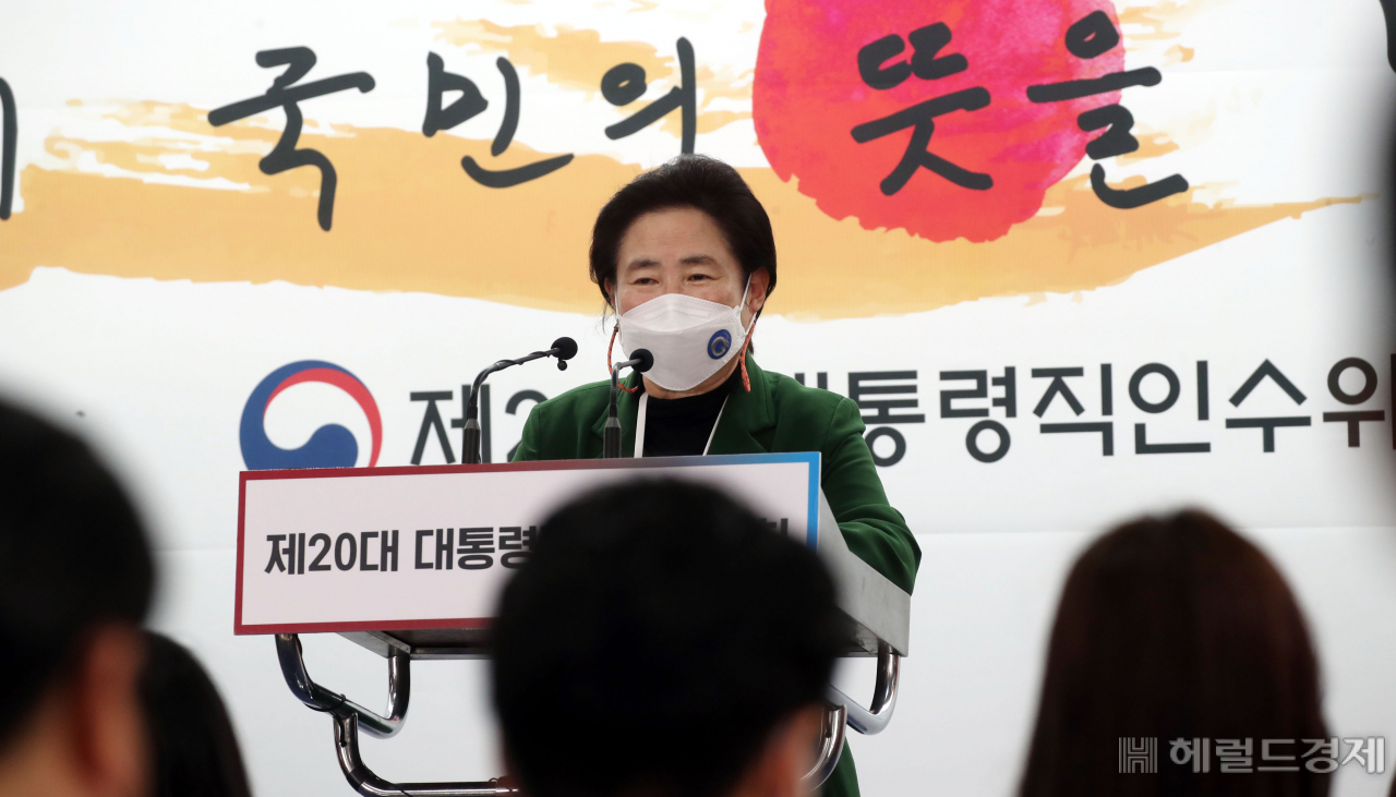신용현 인수위 대변인 정례브리핑 지난달 30일 통의동 대통령직인수위원회 브리핑룸에서 신용현 인수위 대변인이 정례브리핑을 하고 있다. 박해묵 기자