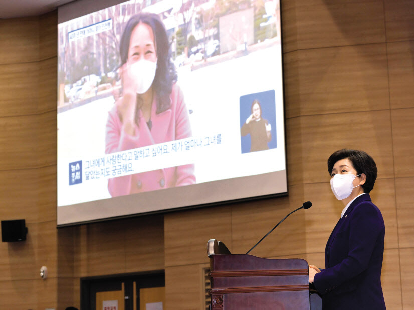 서울 여의도 국회 의원회관 대회의실에서 1일 열린 K-디아스포라 범세계 추진연대 포럼에서 양향자 의원이 개회사에 앞서 관련영상을 보고 있다. 인재강국 대한민국을 위한 글로벌 프로젝트로 추진한 이 행사는 양향자 의원실과 코리아헤럴드 등이 주최했다. 이상섭 기자