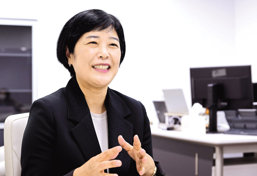 김명희 신한지주 CDO가 그룹의 디지털전략에 대해 설명하고 있다. 이상섭 기자
