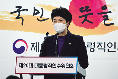문재인 대통령과 윤석열 대통령 당선인이 3월 28일 극적인 회동을 하며 신구권력간 갈등을 봉합하는 듯 했으나 이후 인사권과 특별활동비 등을 두고 청와대와 윤 당선인측이 거듭 충돌하고 있다. 사진은 박수현(위쪽) 청와대 국민소통수석과 김은혜 대통령 당선인 대변인의 브리핑 모습. [연합]·[이상섭 기자]