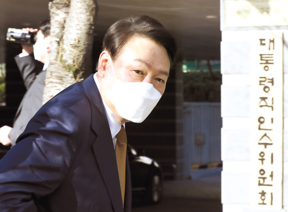 윤석열 대통령 당선인이 1일 오전 서울 종로구 통의동 금감원 연수원에 마련된 제20대 대통령직인수위원회에 들어서고 있다. 윤 당선인은 이날 오후 국민통합위원회 회의에 직접 참석하는 등 바쁜 일정을 보냈다. 박해묵 기자