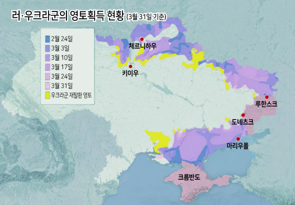 네이선 루서 호주전략정책연구소(ASPI) 연구원이 1일(현지시간) 트위터 계정에 공개한 러시아의 우크라이나 침공 이후 양측의 영토 획득 현황을 날짜별로 추적한 지도다. 시간이 흐름에 따라 진한 보라색에서 분홍색으로 러시아군의 진행 상황이 바뀌는데, 진전 속도가 급격히 느려지는 게 보인다고 루서 연구원은 설명했다. 지도에 노란색으로 표시된 부분이 우크라이나군이 러시아군에 빼앗겼다 탈환한 영토를 나타내는 것이다. [네이선 루서 트위터 캡처]