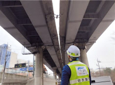 드론을 활용해 교량 안전 점검을 하는 모습. [서울시설공단 제공]