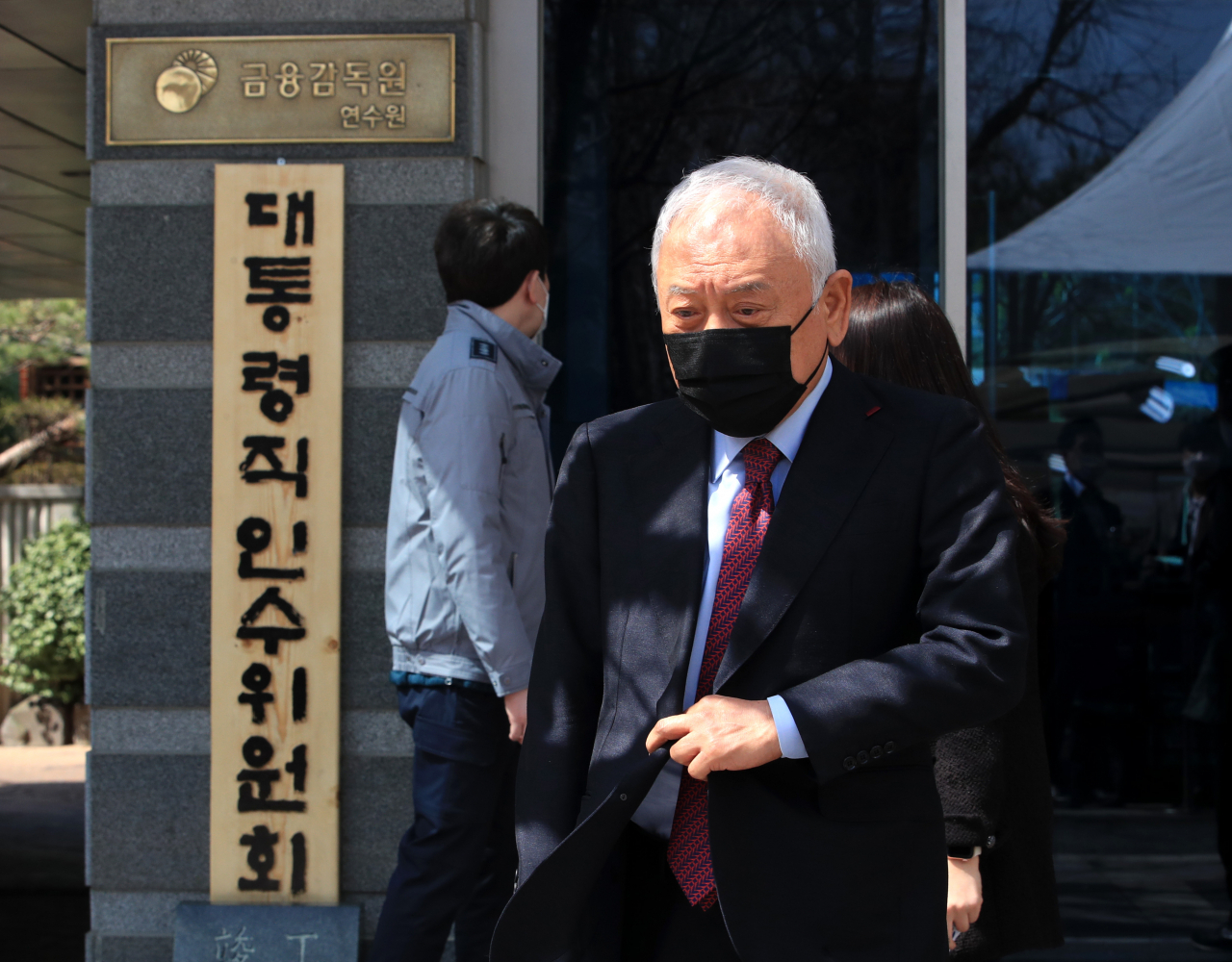 김한길 제20대 대통령직 인수위원회 국민통합위원장이 29일 서울 종로구 통의동 대통령직인수위원회 집무실에서 외부 일정 참석차 나서고 있다. [연합]