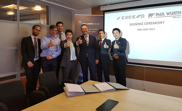기술제휴 협력차 엑셀로를 찾은 폴워스 회사 직원들이 기념촬영하고 있다.