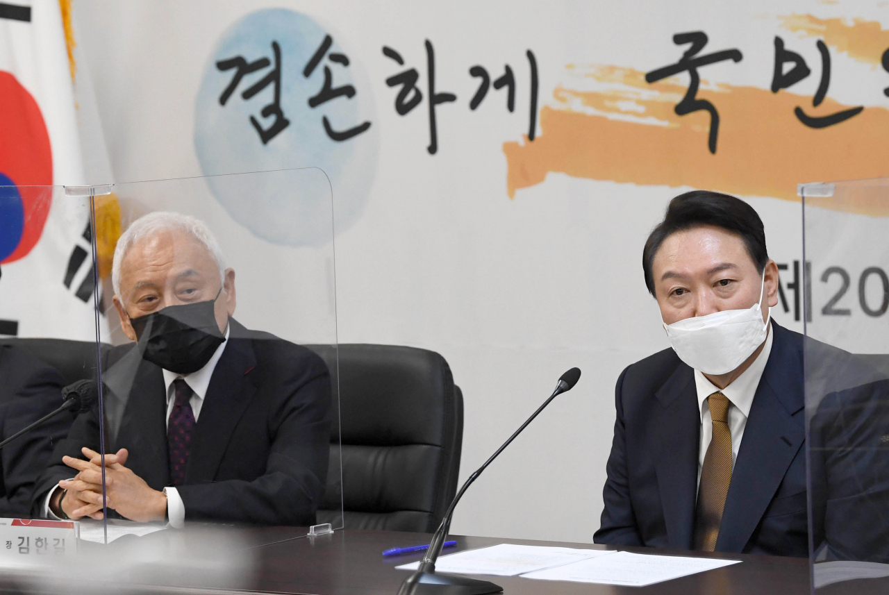 윤석열 대통령 당선인이 1일 오전 서울 종로구 한국금융연수원에 마련된 대통령직인수위원회 대회의실에서 열린 국민통합위원회 1차 전체회의에서 인사말을 하고 있다. [인수위사진기자단]