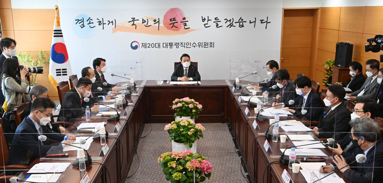 윤석열 대통령 당선인이 31일 오전 서울 종로구 통의동 대통령직인수위원회에서 열린 경제1분과 업무보고 회의를 주재하고 있다. [연합]