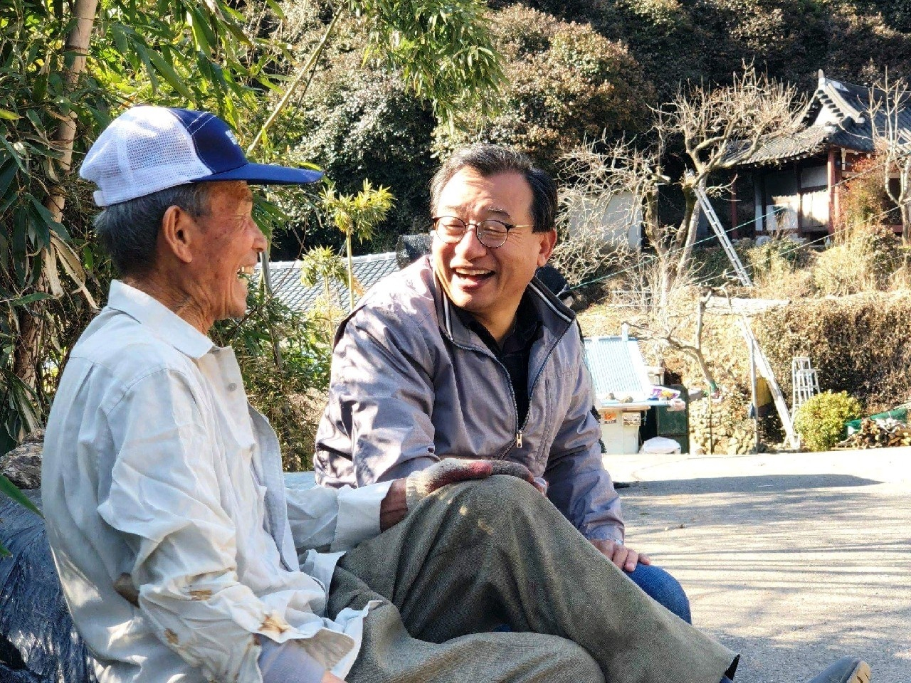 전남 곡성이 고향인 이정현 전 새누리당 대표는 국회의원 시절 지역구인 순천과 곡성을 찾아 낮은자세에서 소탈한 행보를 보였다.