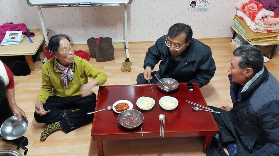 이정현 전 대표가 지역구 어르신들과 함께 팥죽을 나누며 지역민심을 챙기고 있다.