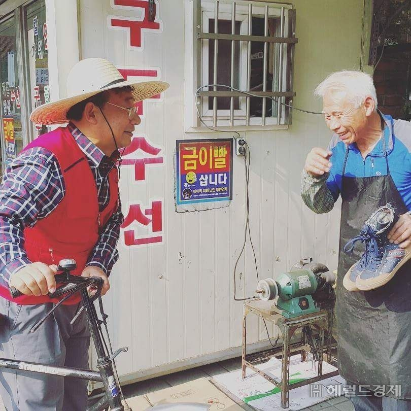 자전거 타고 지역구 챙기는 이정현 전 새누리당 대표