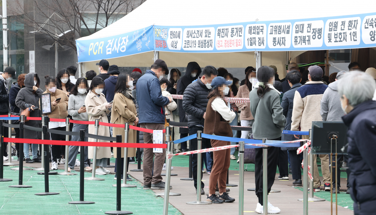 서울 송파구 송파구보건소 코로나19 선별진료소에서 시민들이 PCR과 신속 항원 검사를 받기 위해 대기해 있다. [연합]