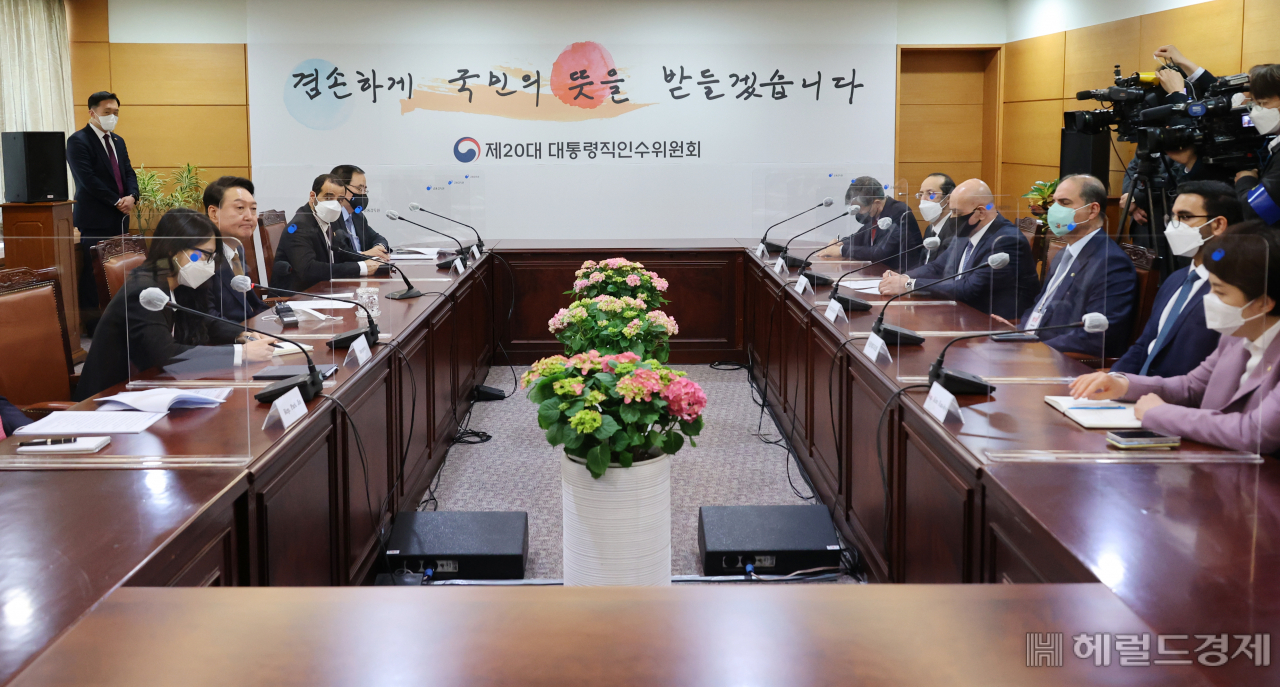 윤석열 대통령 당선인이 1일 오후 서울 종로구 통의동 인수위 집무실에서 걸프협력회의 6개국 주한대사들을 접견하고 있다.