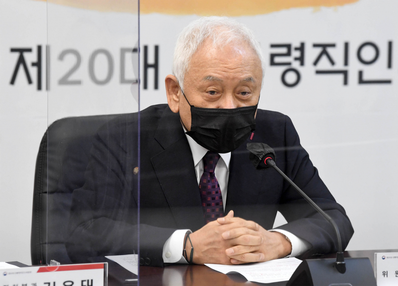 김한길 인수위 국민통합위원장이 1일 오전 서울 종로구 한국금융연수원에 마련된 대통령직인수위원회 대회의실에서 열린 국민통합위원회 1차 전체회의에서 인사말을 하고 있다. [연합]