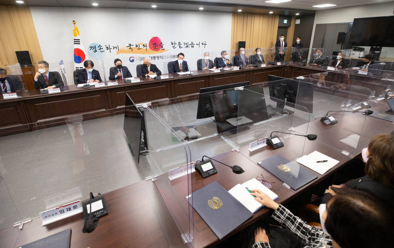 윤석열 대통령 당선인이 1일 오전 서울 종로구 한국금융연수원에 마련된 대통령직인수위원회 대회의실에서 열린 국민통합위원회 1차 전체회의에서 인사말을 하고 있다. [인수위사진기자단]