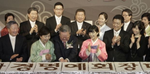 고(故) 구본무 전 LG그룹 회장의 장녀 구연경씨가 LG복지재단 대표이사에 취임했다. 사진은 2012년 4월 서울 코엑스 인터컨티넨탈호텔에서 열린 구자경 LG 명예회장(앞줄 왼쪽 세 번째)의 미수연(米壽宴·88세)에 LG그룹 오너 일가가 참석한 모습이다. 앞줄 네번째 분홍 한복을 입은 여성이 구연경 대표이사. [LG제공]