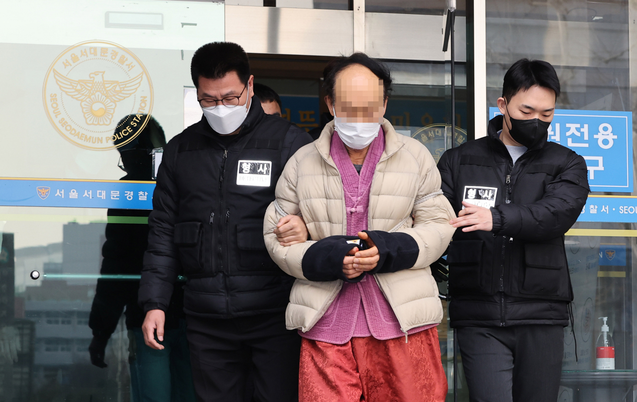 송영길 더불어민주당 대표에게 망치를 휘둘러 다치게 한 유튜버 표모 씨가 16일 오전 서울 서대문경찰서에서 나와 검찰로 송치되고 있다. [연합]