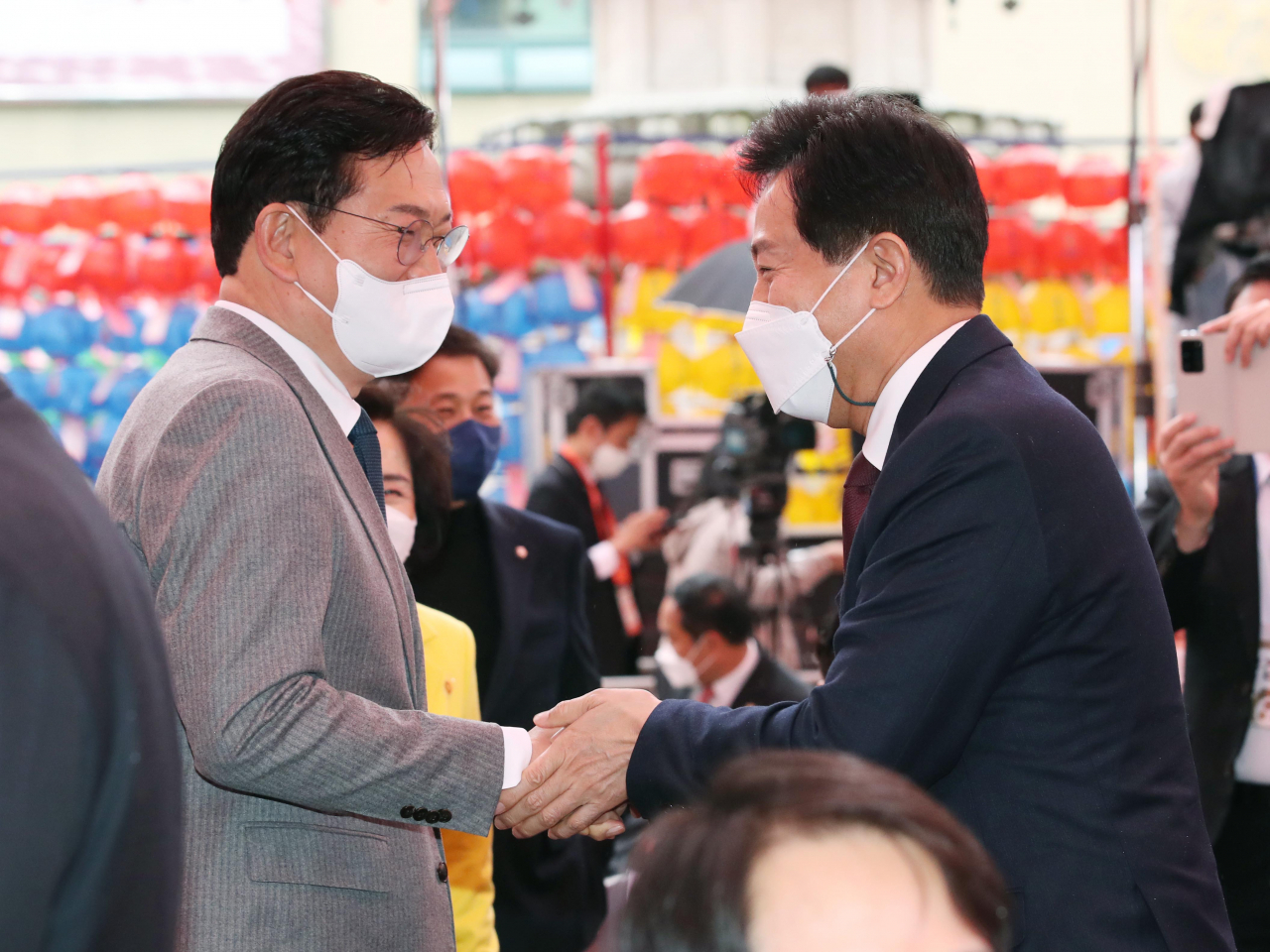 오세훈 서울시장(오른쪽)과 더불어민주당 송영길 전 대표가 지난달 30일 서울 종로구 조계사에서 열린 대한불교조계종 제15대 종정 중봉 성파 대종사 추대법회에서 인사하고 있다. [연합]