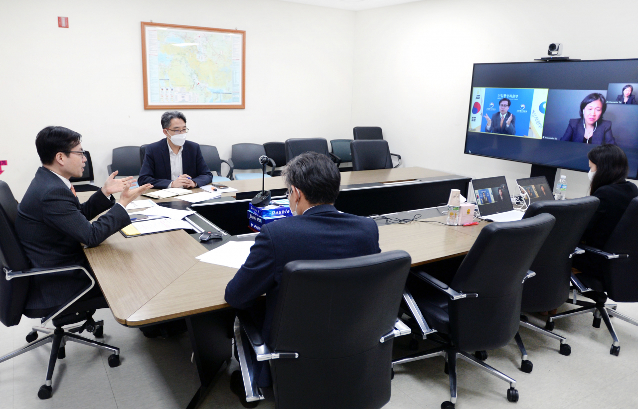 여한구 산업통상자원부 통상교섭본부장(왼쪽)이 지난달 31일 정부세종청사에서 캐서린 타이 미국 무역대표부(USTR) 대표와 화상 면담하고 있다. [산업통상자원부 제공. 재판매 및 DB 금지]