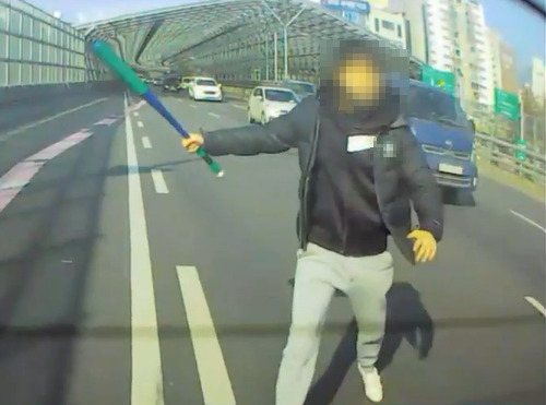 가해 운전자가 야구방망이를 들고 피해 운전자를 위협하고 있다. [보배드림 영상 캡처]