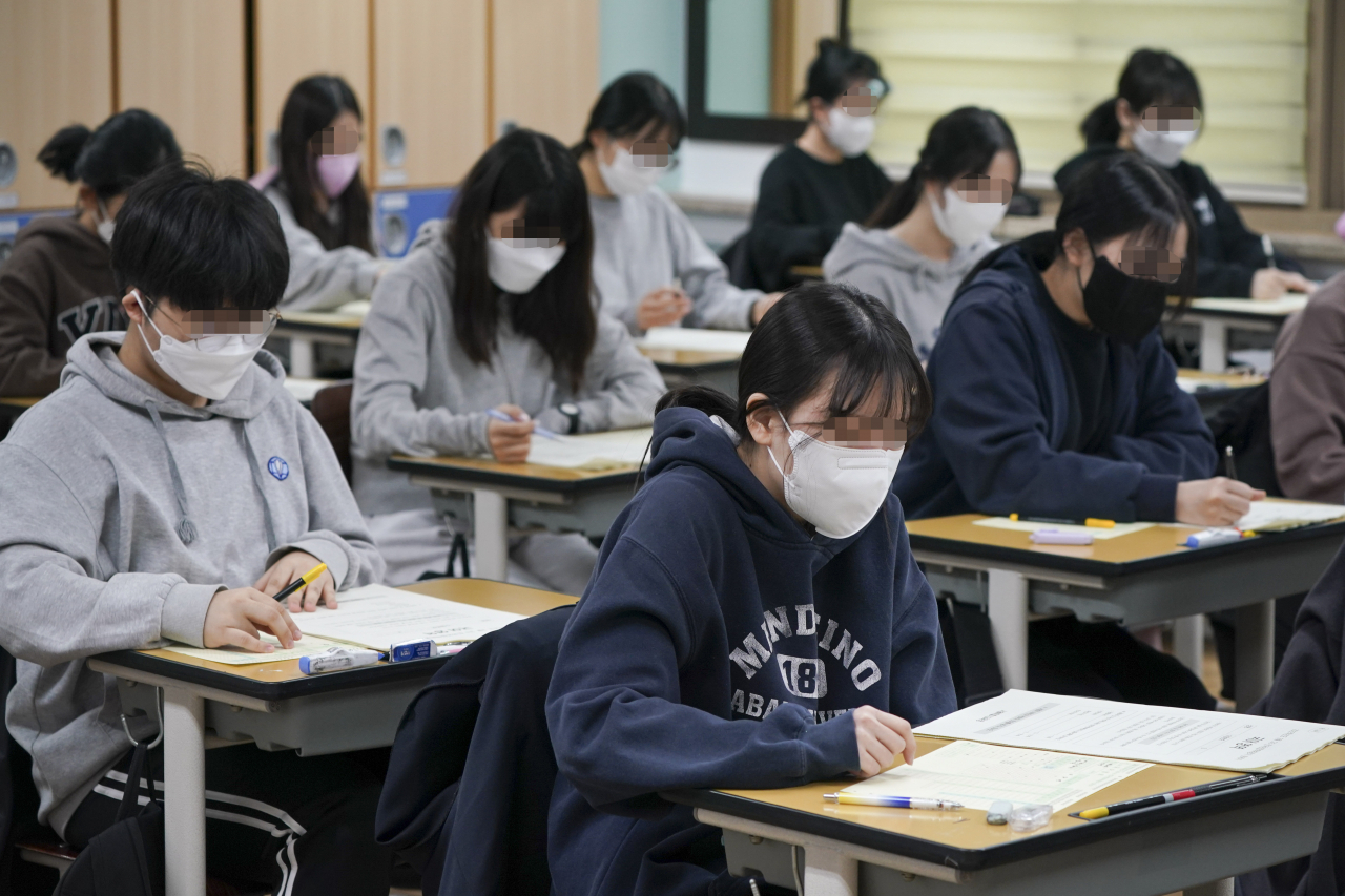 3월 전국연합학력평가가 전국적으로 실시된 지난 달 24일 서울 여의도여고 3학년 학생들이 시험을 보고 있다. [연합]
