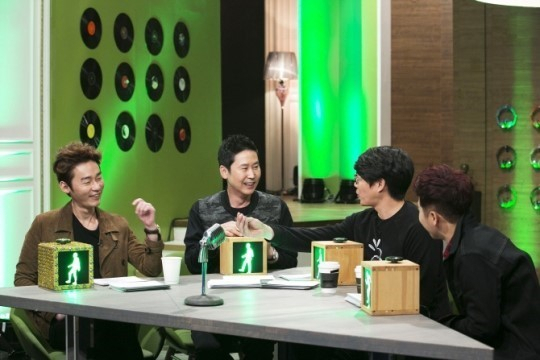 지난 2015년 종영된 마녀사냥이 티빙 오리지널 콘텐츠로 부활한다. 마녀사냥 MC였던 (왼쪽부터) 허지웅, 신동엽, 성시경, 유세윤 [JTBC 마녀사냥 갈무리]