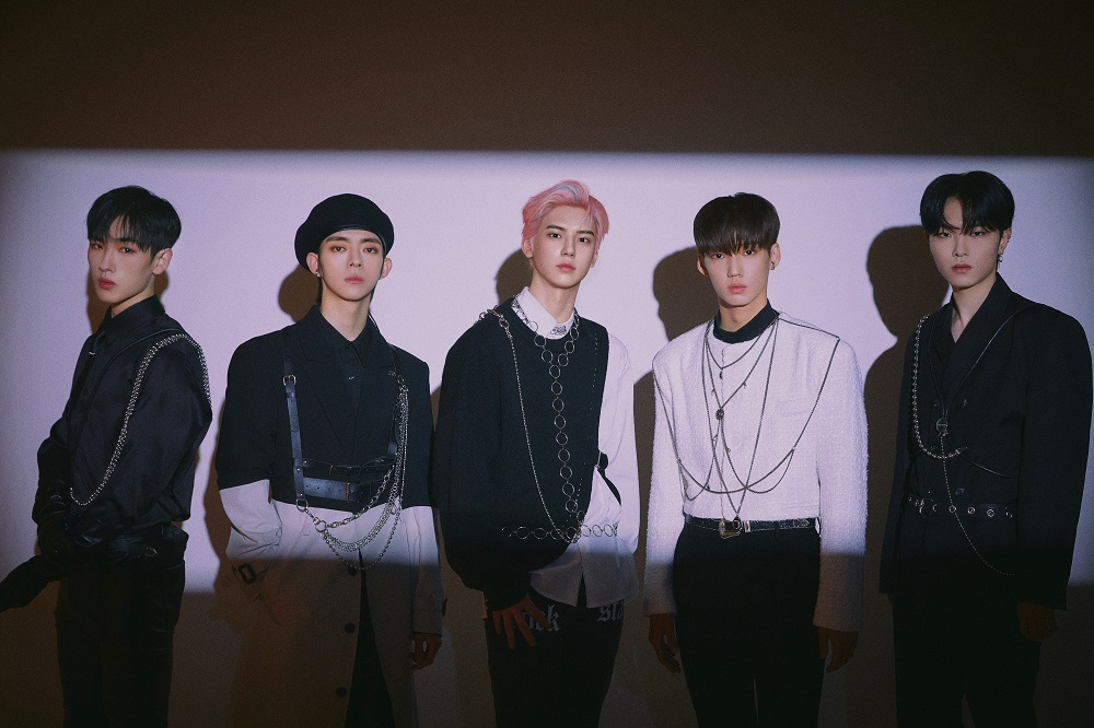 아이돌 그룹 슈퍼카이드(SUPERKIND). 왼쪽부터 건(GEON), 유진(EUGENE), 세진, 시오(SiO), 대이먼(DAEMON)). 이 중 핑크 헤어스타일의 세진은 인공지능(AI) 기술로 만들어진 가상인간이다. [딥스튜디오 제공]