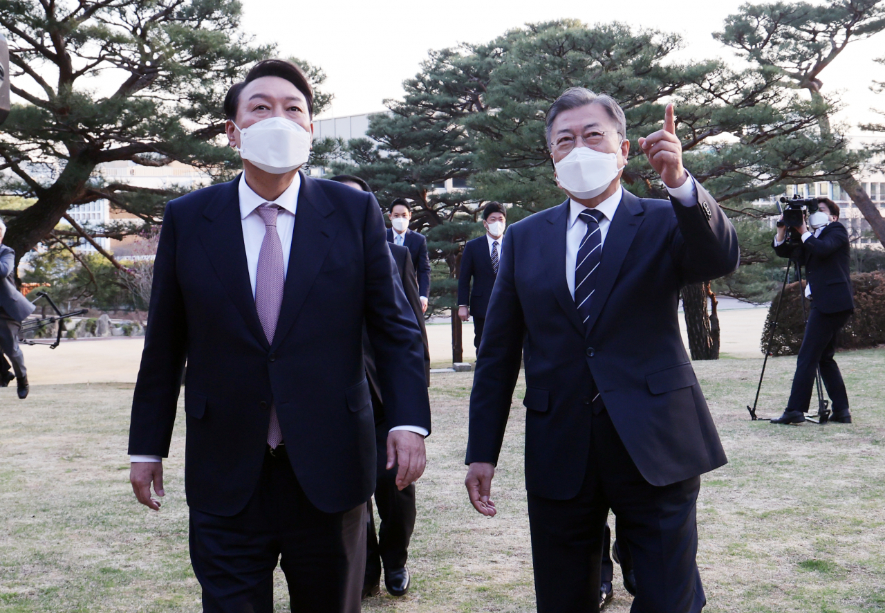 윤석열 대통령 당선인의 용산 집무실 이전을 위한 예비비가 5일 국무회의에서 의결될 것으로 보인다. 사진은 앞서 지난달 28일 문재인 대통령과 윤석열 당선인이 청와대 상춘재로 향하며 대화하고 있는 모습.[연합]