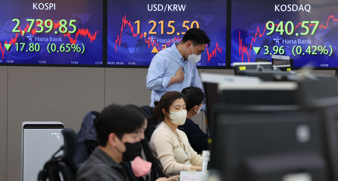 올 들어 국내 주식시장에서 개인 투자자들이 많이 몰린 거래종목은 원자재와 대선 테마주로 나타났다. 사진은 1일 서울 중구 하나은행 딜링룸에서 딜러들이 업무를 보는 모습. [연합]