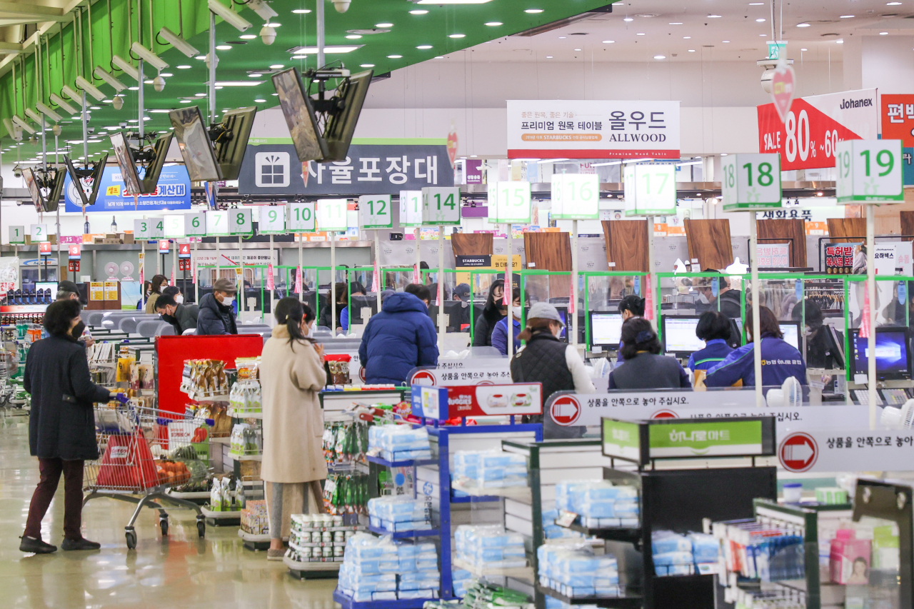 사진은서울 시내 대형마트에서 시민들이 장을 보는 모습. [연합]